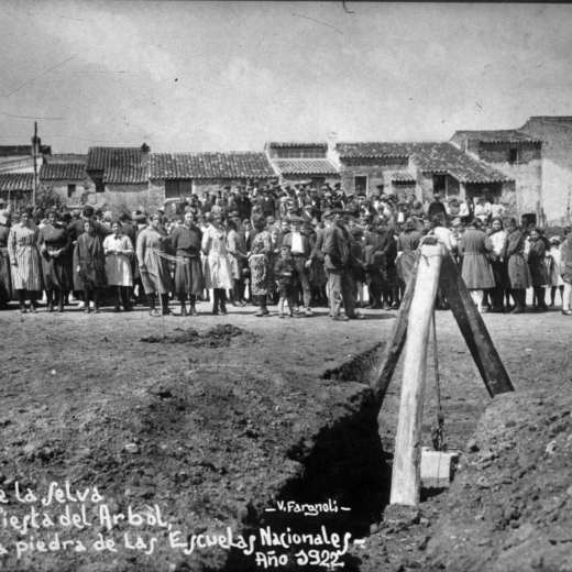 Primera pedra dels nous col·legis que s'inauguraren l'any 1923 i que representaven una gran millora en l'ensenyament a la vila de Maçanet de la Selva.