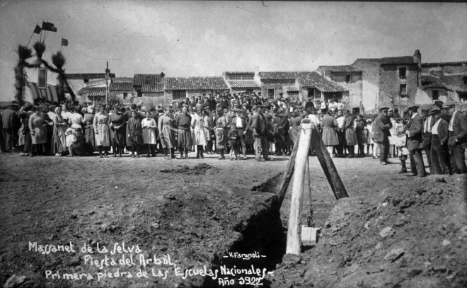 Primera pedra dels nous col·legis que s'inauguraren l'any 1923 i que representaven una gran millora en l'ensenyament a la vila de Maçanet de la Selva.