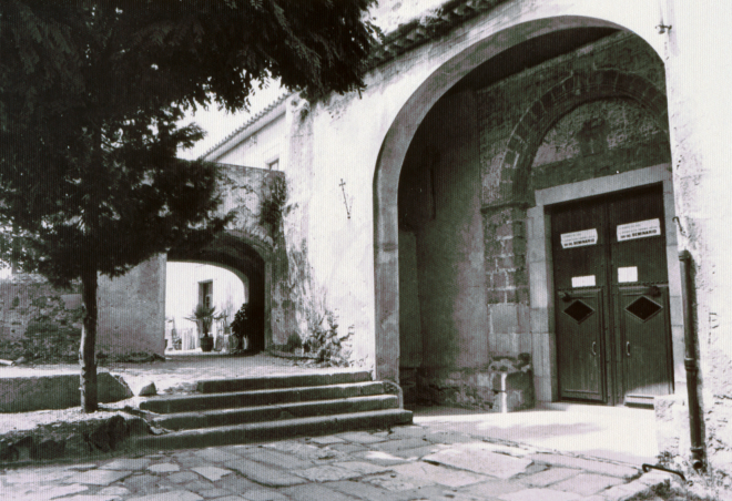 Detall de l'entrada de l'Església parroquial i de l'antic porxo, avui (1997) desaparegut.