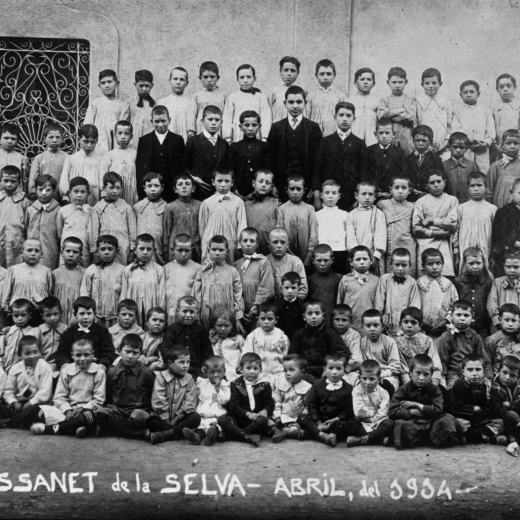 El col·legi de nois l'any 1914 amb el mestre Sr. Pere Cantenys en una foto de grup feta a l'avui Avinguda Catalunya davant Can Trinxeria.

La reixa de la finestra és avui - al cap de 82 anys - igual i al mateix lloc que abans.