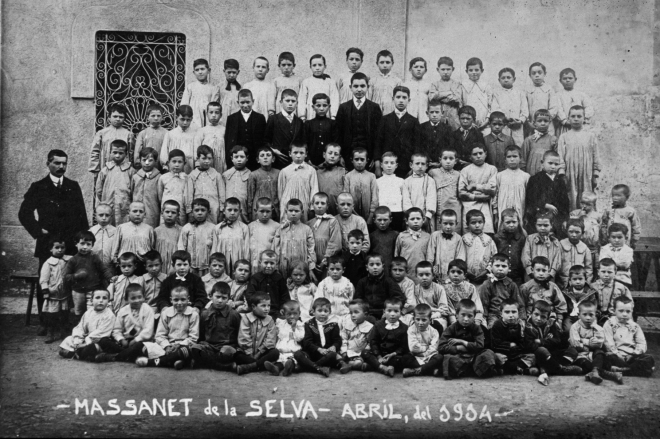 El col·legi de nois l'any 1914 amb el mestre Sr. Pere Cantenys en una foto de grup feta a l'avui Avinguda Catalunya davant Can Trinxeria.

La reixa de la finestra és avui - al cap de 82 anys - igual i al mateix lloc que abans.