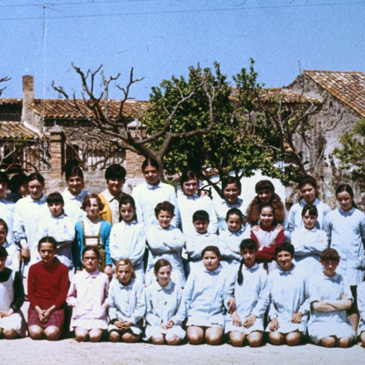 Escola de noies núm. 1. Curs 1969 - 1970. Mestra Coloma Surós.

Rosa Roura, Pietat Roca, Assumpció Brossa, Dolors Vidal, Teresa Roura, M Àngels Figueras, Teresa Ribas, Rosa Llorens, Mercè Benet i Pilar Pons.

Pilar Roca, Victòria Oliveras, Ramona Bagué, Mari Rodríguez, Dolors Llorens, Juanita Surís, Mari Jiménez, Rosa M Bosch, Rosa Prats i Rosa Calm.

Teresa Martí, M Àngels Guerra, Anna Casquet, Isabel González, Teresa Gruart, Núria Amargant, Joana Mari Aguirremengoa, Conxi Mendoza, Remei Luque, Margarida Rovira, Carme Xarbau, Maribel Vidal i Anna Parés.