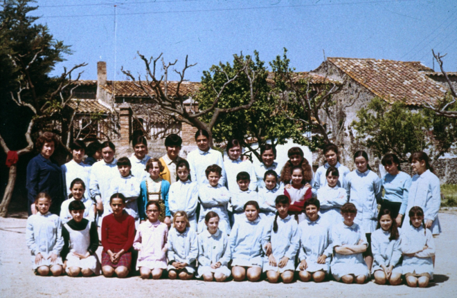 Escola de noies núm. 1. Curs 1969 - 1970. Mestra Coloma Surós.

Rosa Roura, Pietat Roca, Assumpció Brossa, Dolors Vidal, Teresa Roura, M Àngels Figueras, Teresa Ribas, Rosa Llorens, Mercè Benet i Pilar Pons.

Pilar Roca, Victòria Oliveras, Ramona Bagué, Mari Rodríguez, Dolors Llorens, Juanita Surís, Mari Jiménez, Rosa M Bosch, Rosa Prats i Rosa Calm.

Teresa Martí, M Àngels Guerra, Anna Casquet, Isabel González, Teresa Gruart, Núria Amargant, Joana Mari Aguirremengoa, Conxi Mendoza, Remei Luque, Margarida Rovira, Carme Xarbau, Maribel Vidal i Anna Parés.