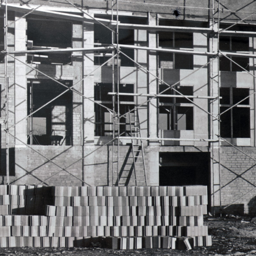 Obres de construcció del nou grup escolar Sant Jordi l'any 1978