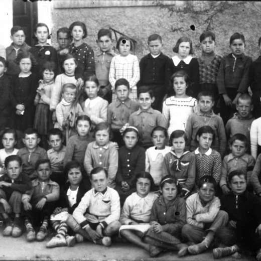 Escola mixta núm. 1. Any 1937. Mestra Monells.

Rosita Ciurana, Joan Soler, Pilar Vidal, David de Can Rosfelis, Maria Sanchez, Joan Casquet, Àngela Gelmà, Jaume Prats, Maria Ciurana, Salvador Viader, Pere Pons, ?.

Angelina Bagot, Isidre Campeny, Concepció Nadal, una refugiada andalusa, Maria Bosch, Montserrat Vilaseca, Pilar Vilaseca, Pere Roca, Miquel Selva, Rosita Gruart, Antoni Tomàs, Joaquim Ribas i Carme Negre.

Maria Francesch, Maria Prats, Cinta Reyner, Vall·llosera, Enric Sarrà, Pilar Tomàs, Nativitat Ciurana, Paquita Pons, Rosita Ruhí, Elena Subirana, Lola Call, J. Casquet, Josep Xarbau.

Un refugiat andalús, A. Francès, Robert Robert, Esteve Roca, una refugiada andalusa, Pere Güitó, dos refugiats andalusos, Rafel Soms i Àngel Batallé.