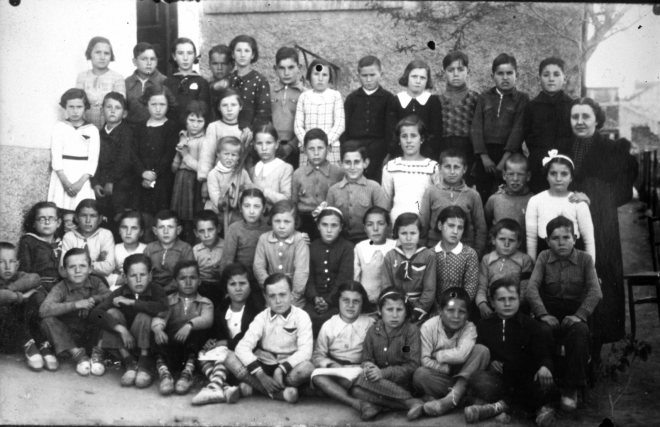 Escola mixta núm. 1. Any 1937. Mestra Monells.

Rosita Ciurana, Joan Soler, Pilar Vidal, David de Can Rosfelis, Maria Sanchez, Joan Casquet, Àngela Gelmà, Jaume Prats, Maria Ciurana, Salvador Viader, Pere Pons, ?.

Angelina Bagot, Isidre Campeny, Concepció Nadal, una refugiada andalusa, Maria Bosch, Montserrat Vilaseca, Pilar Vilaseca, Pere Roca, Miquel Selva, Rosita Gruart, Antoni Tomàs, Joaquim Ribas i Carme Negre.

Maria Francesch, Maria Prats, Cinta Reyner, Vall·llosera, Enric Sarrà, Pilar Tomàs, Nativitat Ciurana, Paquita Pons, Rosita Ruhí, Elena Subirana, Lola Call, J. Casquet, Josep Xarbau.

Un refugiat andalús, A. Francès, Robert Robert, Esteve Roca, una refugiada andalusa, Pere Güitó, dos refugiats andalusos, Rafel Soms i Àngel Batallé.