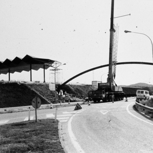 Obres de reforma a l'entrada de l'autopista A-7 a Maçanet. Col·locació del pont que comunica la sortida per Lloret - Platja d'Aro amb les edificacions centrals de l'àrea.