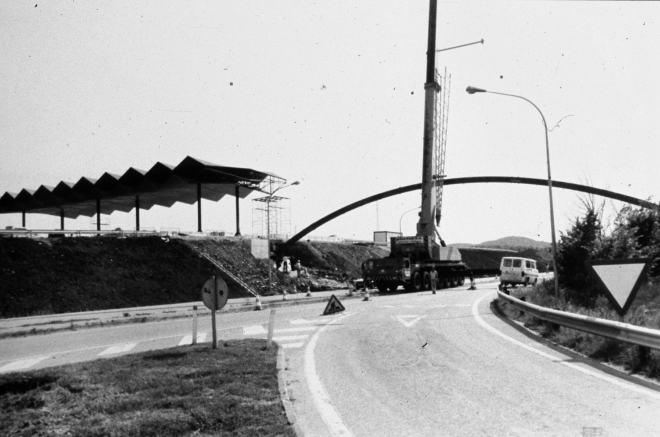 Obres de reforma a l'entrada de l'autopista A-7 a Maçanet. Col·locació del pont que comunica la sortida per Lloret - Platja d'Aro amb les edificacions centrals de l'àrea.