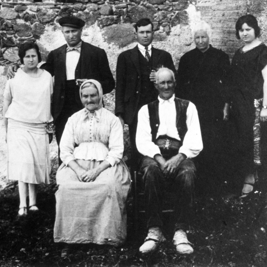 Família de Can Gregori.

Asseguts: els avis de Can Gregori, en Joan Bassols Restrudis i la seva muller, Maria Bou Cantalozella.

Drets, d'esquerra a dreta: Engràcia Bassols Bou, i el seu marit Jaume Bosch, l'hereu Josep Bassols Bou, una dona de la qual no se sap el nom i la Matilde Bassols Bou.