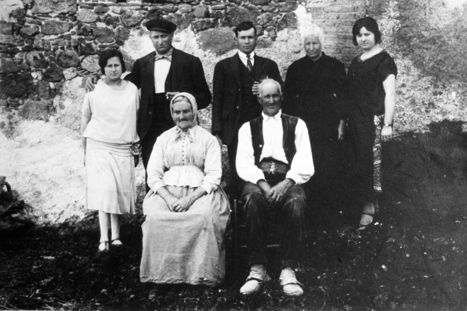 Família de Can Gregori.

Asseguts: els avis de Can Gregori, en Joan Bassols Restrudis i la seva muller, Maria Bou Cantalozella.

Drets, d'esquerra a dreta: Engràcia Bassols Bou, i el seu marit Jaume Bosch, l'hereu Josep Bassols Bou, una dona de la qual no se sap el nom i la Matilde Bassols Bou.