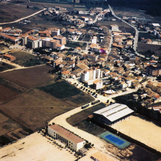 Vista aèria de Maçanet a principis de la dècada dels 80