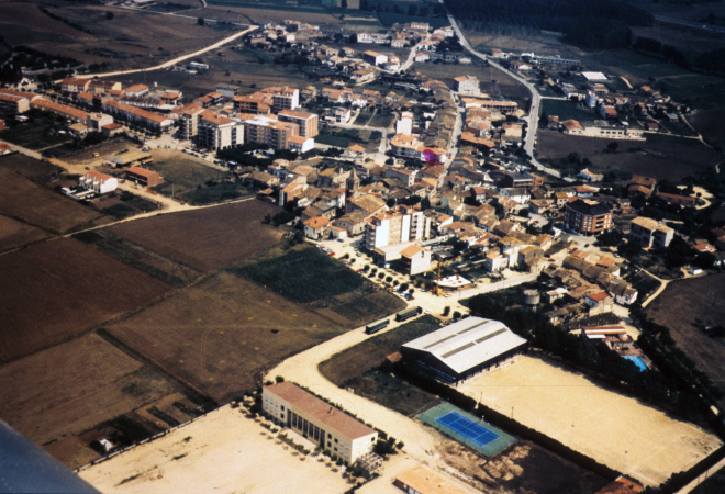 Vista aèria de Maçanet a principis de la dècada dels 80