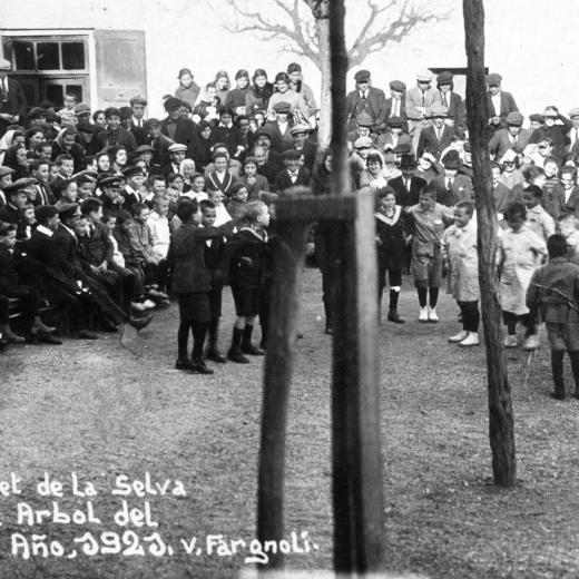 Festa de l'arbre de l'any 1921 a la plaça de l'Església. El mestre Sr. Pere Cantenys amb els seus alumnes.