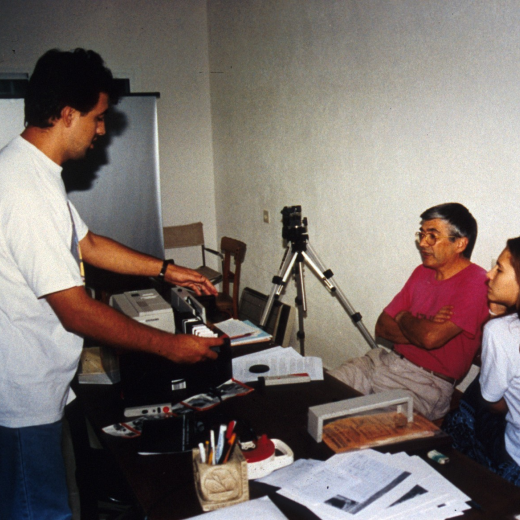 Taller d'Història. Joan Romaguera, Juli Campeny i Lídia Campeny, treballant en l'arxiu fotogràfic.