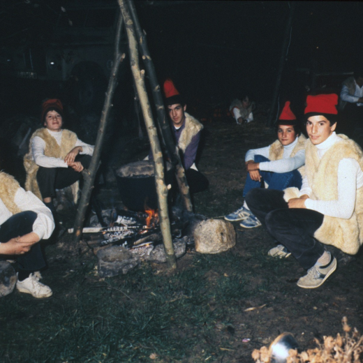 Pessebre vivent a Can Roura el nadal del 84.

Escena de pastors: Joan Pagès, Joaquim Rubio, Josep Codina, Rafel Peña i Pere Ortiz.