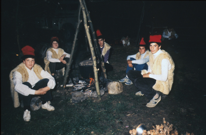 Pessebre vivent a Can Roura el nadal del 84.

Escena de pastors: Joan Pagès, Joaquim Rubio, Josep Codina, Rafel Peña i Pere Ortiz.