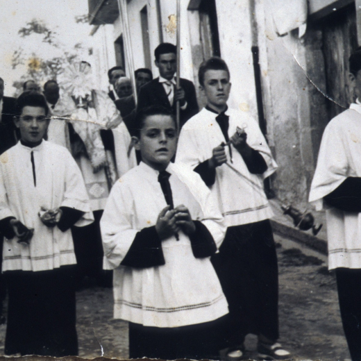 Processó de Corpus. Els escolans són: Xavier Trinxeria, Joaquim Codina, Joaquim Serra i Josep M Quellos.
