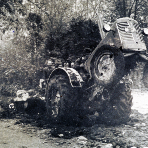 Foto d'un tractor conduït per Josep Panosa treballant en unes obres a Girona.