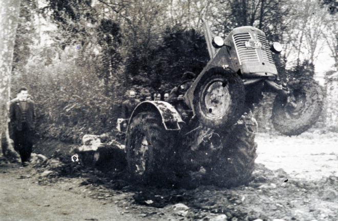 Foto d'un tractor conduït per Josep Panosa treballant en unes obres a Girona.