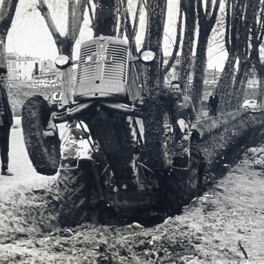 Altre foto d'un tractor conduït per Josep Panosa en unes obres a Girona.
