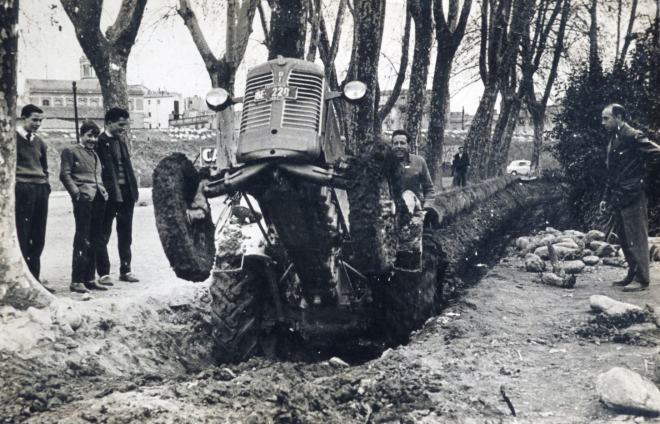 Altre foto d'un tractor conduït per Josep Panosa en unes obres a Girona.