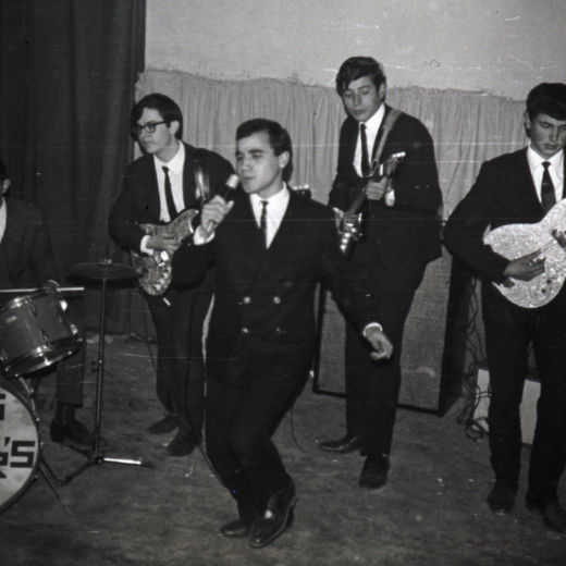 Jordi Roura, bateria, Àngel Maresma, Lluís Valentí, i Joaquim Bosch a les guitarres i Joan Lluís Verges cantant, primers integrants del conjunt musical 