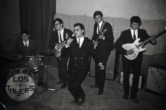 Jordi Roura, bateria, Àngel Maresma, Lluís Valentí, i Joaquim Bosch a les guitarres i Joan Lluís Verges cantant, primers integrants del conjunt musical 