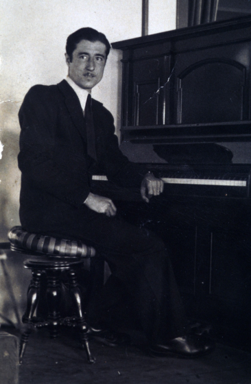 En Josep Quellos Tomàs músic pianista, els anys 40 quan feia el servei militar a La Corunya