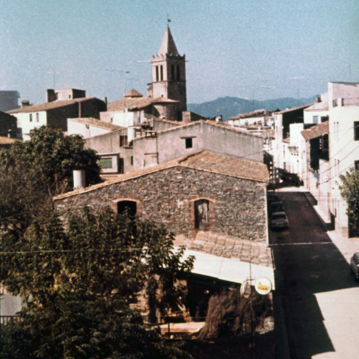 Vista del carrer Migdia amb la muntanya d'Argimont al fons.