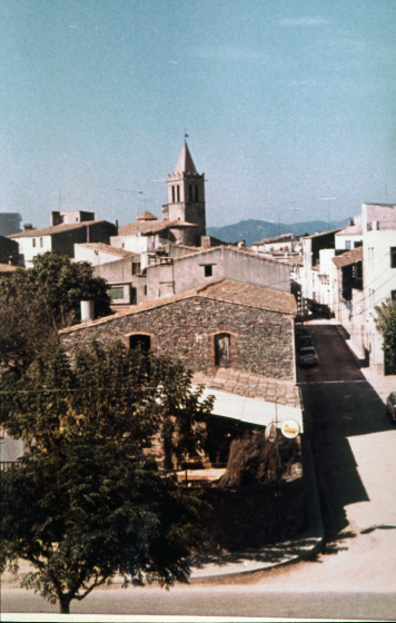 Vista del carrer Migdia amb la muntanya d'Argimont al fons.