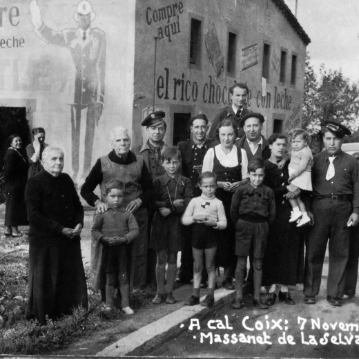La masia - hostal Cal Coix l'any 1937 en plena Guerra Civil amb un grup de familiars i amics.