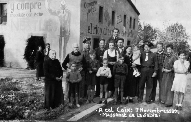 La masia - hostal Cal Coix l'any 1937 en plena Guerra Civil amb un grup de familiars i amics.