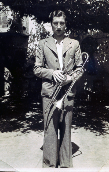 En Josep Quellos Tomàs, músic durant molt anys, primer a la principal de Tordera i més endavant a la Juventut artística de Vidreres i a l'Amoga, també de Vidreres.