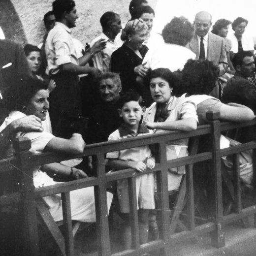 Festa Major de Maçanet a la pista jardí. A la primera llotja hi podem veure a Salvador Rovira i Isabel Pi amb la Josefa Ruscalleda, la Teresa Pi i el petit Vicens Ballvé Pi. Consol Lloveras i el seu fill Saturní Costa.