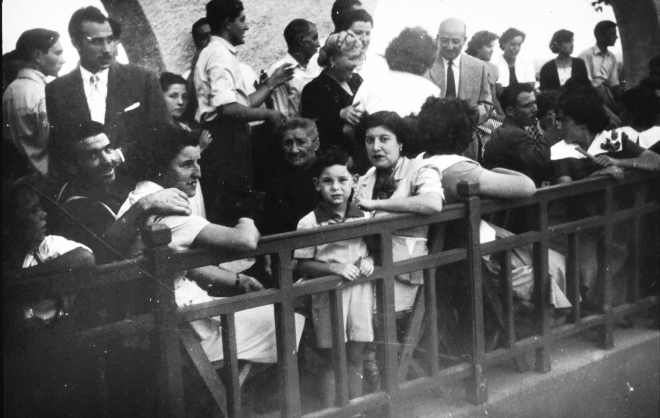 Festa Major de Maçanet a la pista jardí. A la primera llotja hi podem veure a Salvador Rovira i Isabel Pi amb la Josefa Ruscalleda, la Teresa Pi i el petit Vicens Ballvé Pi. Consol Lloveras i el seu fill Saturní Costa.
