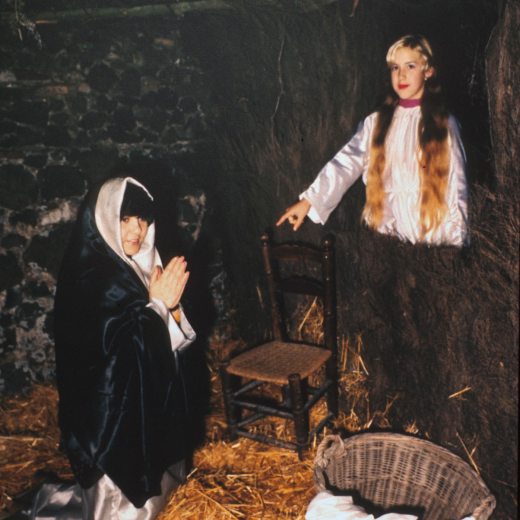 Detall del pessebre vivent l'any 1984. Figurants: Carme Gómez i Inés Banús.