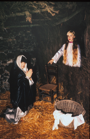 Detall del pessebre vivent l'any 1984. Figurants: Carme Gómez i Inés Banús.