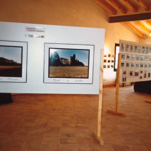 Exposició de fotografies de cases de pagés a la sala d'actes de l'Ajuntament que més endavant donà pas a la confecció del llibre 