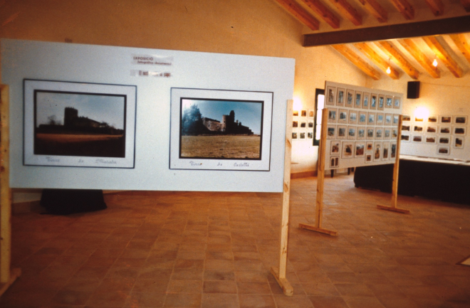 Exposició de fotografies de cases de pagés a la sala d'actes de l'Ajuntament que més endavant donà pas a la confecció del llibre 