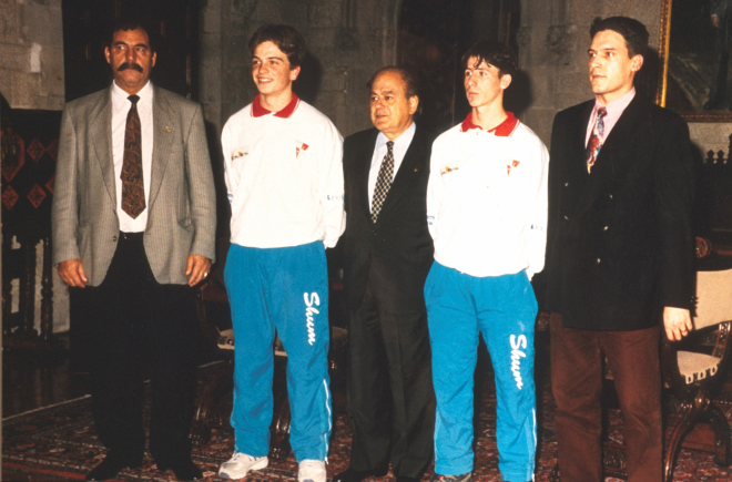 Recepció que el President de la Generalitat Jordi Pujol oferí en motiu de proclamar-se la Selecció Espanyola Juvenil Campions d'Europa.

A la foto, Severino Montero de Estrumetal sponsor del SHUM, Xavier Lladó, jugador, Jordi Pujol, President, Ferran Maqueda, jugador i Carles Parés, president del SHUM