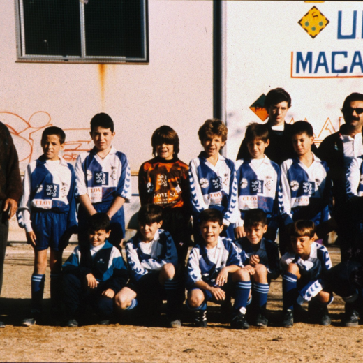 Equip d'alevins de fútbol de la UE Maçanet l'any 1993.

Delegat Alfons Torromé, Jordi Pruna, Javier Estevez, Javier Calzada, Carlos Navarro, Arce ?, Benjamin ?, Ivan Calzada, Raun Mendoza, Juanjo Nieto, Miguel Angel Rodríguez, Joan ?, Xavier Vilasseca, Curri entrnador.
