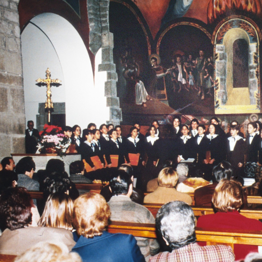 La coral juventut del Gínjol en el concert de Nadal celebrat per la diada de Sant Esteve de l'any 1995 a l'Església parroquial