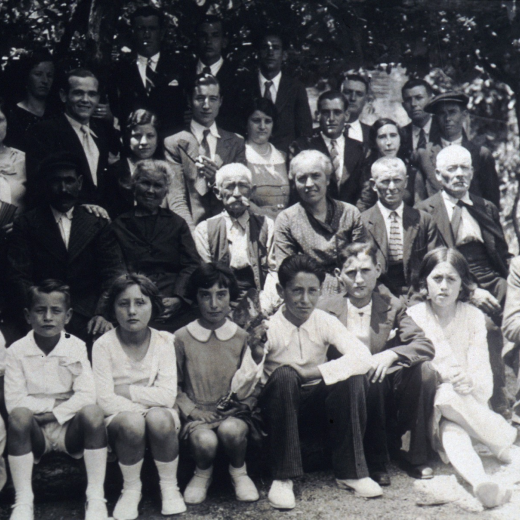 Fila de dalt: ? , Antonia Bosch, ? , ? , Joan Pons, Narcís Vila, Miquel Rossell

Segona fila: ? , ? , Alfred Aregay, ? , Josep Quellos, ? , Joan Vila, Carme Rovira, Ramón Bosh

Tercera fila: Joaquima Cañet, Joaquim Aregay, Clara Bota , Josep Coronas, Maria Rovira, Francesc Bosch

Quarta fila: Enriqueta Vilella, Marti Rossell, Carme Rossell, M Rosa Quellos, Llorenç Quellos, Josep Vila i Catalina Viader