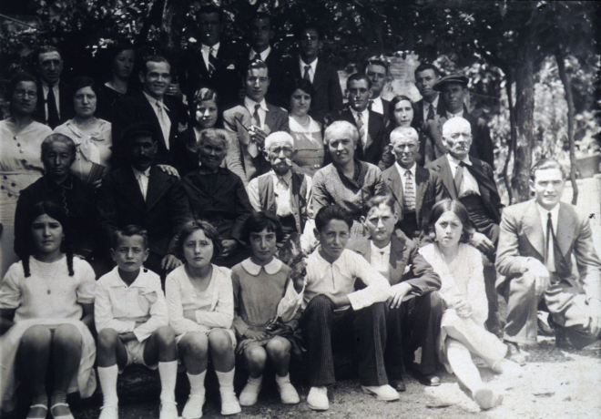 Fila de dalt: ? , Antonia Bosch, ? , ? , Joan Pons, Narcís Vila, Miquel Rossell

Segona fila: ? , ? , Alfred Aregay, ? , Josep Quellos, ? , Joan Vila, Carme Rovira, Ramón Bosh

Tercera fila: Joaquima Cañet, Joaquim Aregay, Clara Bota , Josep Coronas, Maria Rovira, Francesc Bosch

Quarta fila: Enriqueta Vilella, Marti Rossell, Carme Rossell, M Rosa Quellos, Llorenç Quellos, Josep Vila i Catalina Viader
