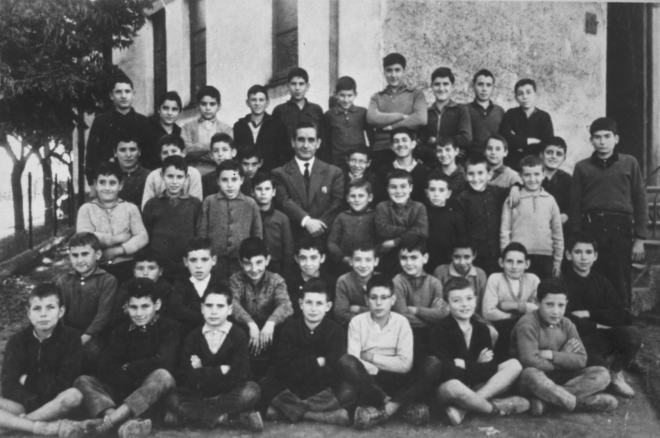 Grup escolar del Sr. Serra.
Josep Nadal, Lluís Cursà, Josep Lluís Falgueras, Agustí Prats, Santi Costa, Miquel Subiranas, Ricard Peraferrer, Lluís Roca, Joan Gelmà, Pere Maynegre, Joan Mir, Rosendo Valentí, Marcelino Pujolràs, Ramón Bosch, Lluis Serra (mestre), Lluís Quellos, Jordi Masjoan, Joan Masó, Albert Pons, Joaquim Serra, Pere Masferrer, Narcís Murgadella, Angel Risech, Antoni Tomàs, Salvador Bosch, Simón Serra, Antoni Colomé, Eloi Navarro, Josep Bosch, Jaume Fors, Pere Serra, José Gabardino, Salvador Pimàs, Alfons Soms, Joan Viñolas, Joan Martí, Benet Preses, Joaquim Bota, Rafael Roura, Francesc Serra, Narcís Soms, Santi Soms, Josep Martí, Joan Falgueras, Josep M Bagué, Josep Xarbau i Salvador Soms.