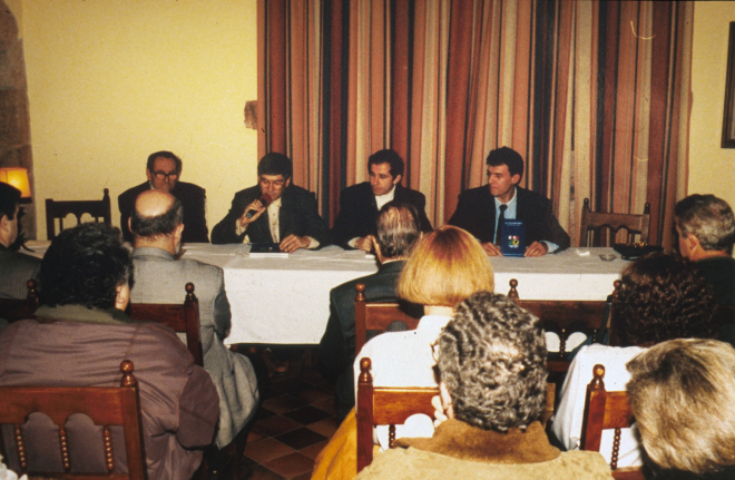 Presentació del llibre SHUM 40 anys d'Història 1952 - 1992

En la presidència de l'acte, d'esquera a dreta: Josep Reyner del taller d'Història, Juli Campeny president de l'entitat, Josep Costa, membre del Taller d'Història i Carles Parés, president del SHUM