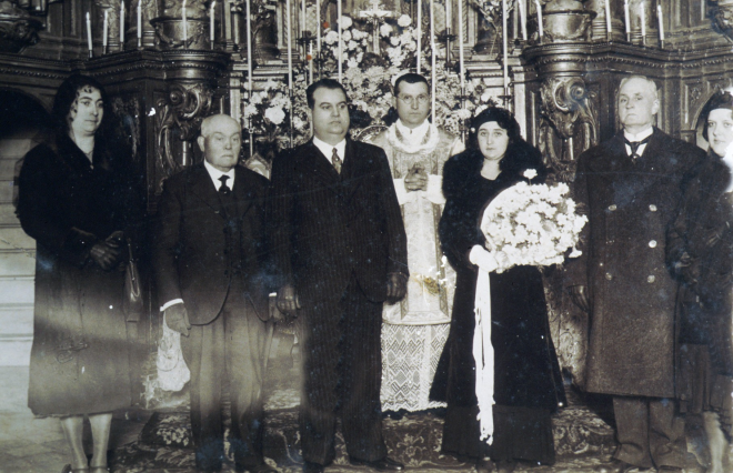Casament de Modest Coll Tarrés amb Isabel Brugué Bancells.

D'esquerra a dreta : Dolors Coll, germana, Miquel Coll, pare i el contraient Modest Coll, el rector Mn Josep M Coll, la núvia Isabel Brugué i el seu pare Josep Brugue. 

El casament fou celebrat a l'Església del Vilar.