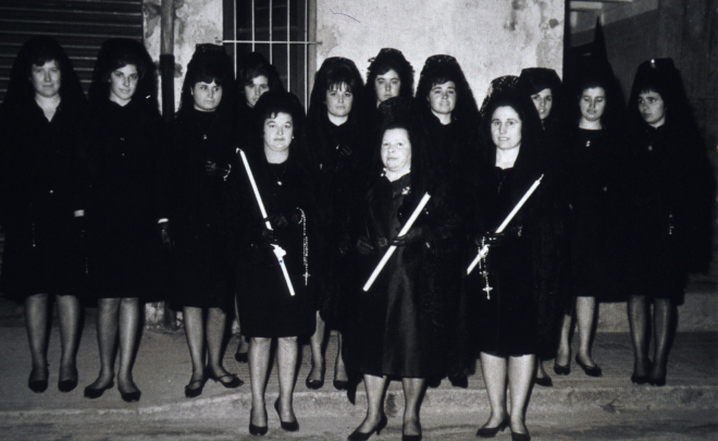 El dia de la processó del divendres Sant, les conegudes són Maria Rosa Ruscalleda, Felicitat LLirinós i Julita Amatller (les de davant)