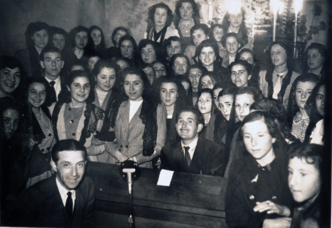 La coral parroquial els anys 50. el director de la coral Sr. Josep M Dalmau, mestre del poble i pianista junt amb els cantaires. Entres les noies hi veiem a Montserrat Masjoan, M Rosa Ruscalleda, Maria Prats, Maria Miquel, Joaquima Negre, Rosa Munsó, Dolors Aregay, Anita Alabert, Salvadora Figueres, Maria Bassó, Victòria Ruhí, Dolors Bosch, Paquita Xarbau, Nuri Bosch, Teresa Parera, Dolors Suris, i altres i en primer terme Magi Clarió