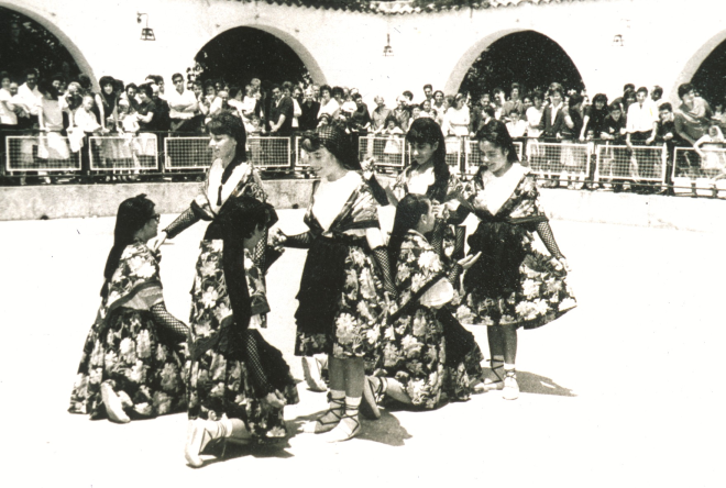 nenes ballant un ballet el dia de la Festa de la Vellesa. 

M Carme Rossell, Anna Guitart, Nuri Rovira, Dolors Mateu, Narcisa Cursa, Matilde Gironés.
